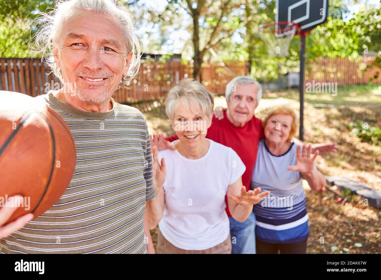 Gruppe Senioren als lebenswichtige Rentner im Seniorensport bilden eine Basketballmannschaft Stockfoto