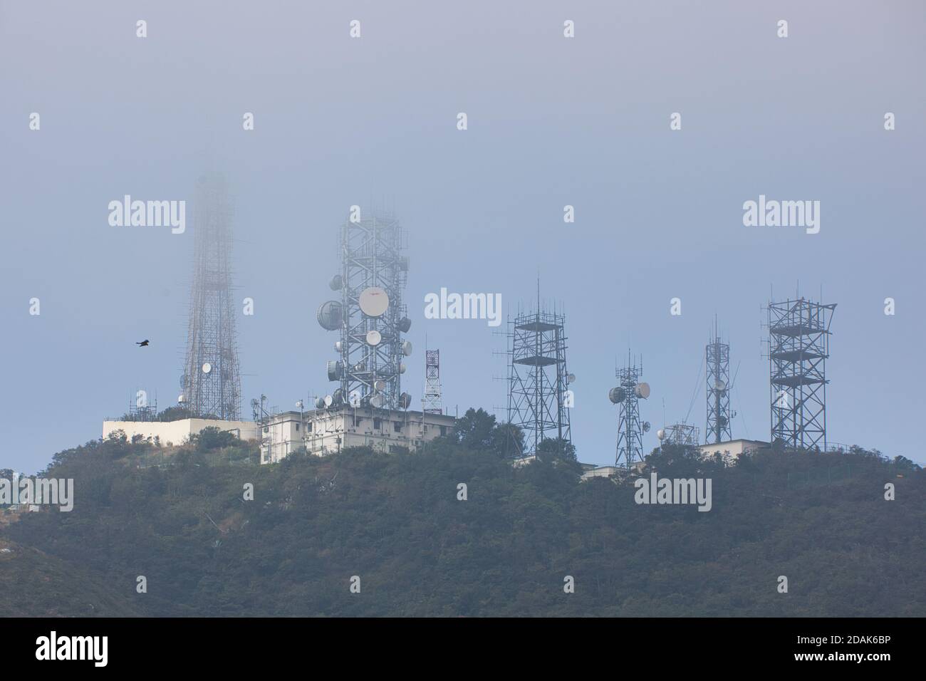 Eine große Gruppe von Kommunikationstürmen und Antennen auf dem Victoria Peak an einem nebligen Tag, Hongkong, China Stockfoto