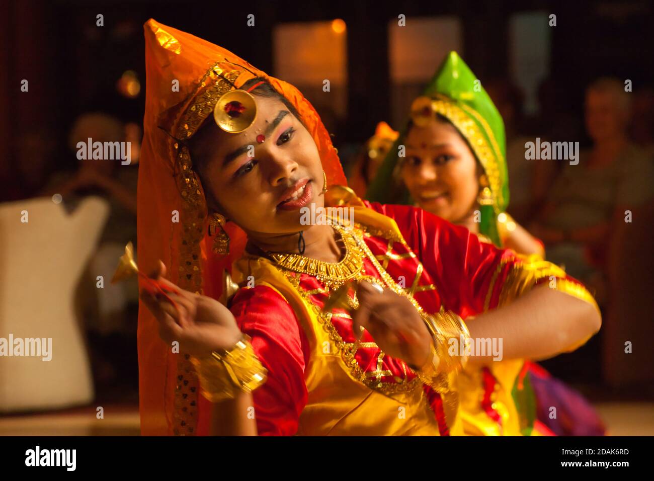 Ein Nahaufnahme Kopf-Schulter-Foto von zwei indischen Folklore-Tänzerinnen in schönen Kostümen, die eine lokale Tanzvorstellung in Mumbai, Indien, geben. Stockfoto