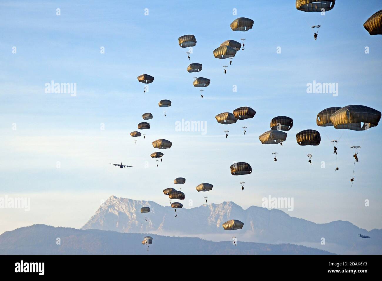 Pordenone, Italien. November 2020. Fallschirmjäger der US-Armee mit der 173. Luftbrigade und Fallschirmjäger mit dem 4. Alpini-Regiment der italienischen Armee führen am 12. November 2020 Flugoperation in Pordenone, Italien, durch. Kredit: Davide Dalla Massara/U.S. Army Foto/Alamy Live Nachrichten Stockfoto