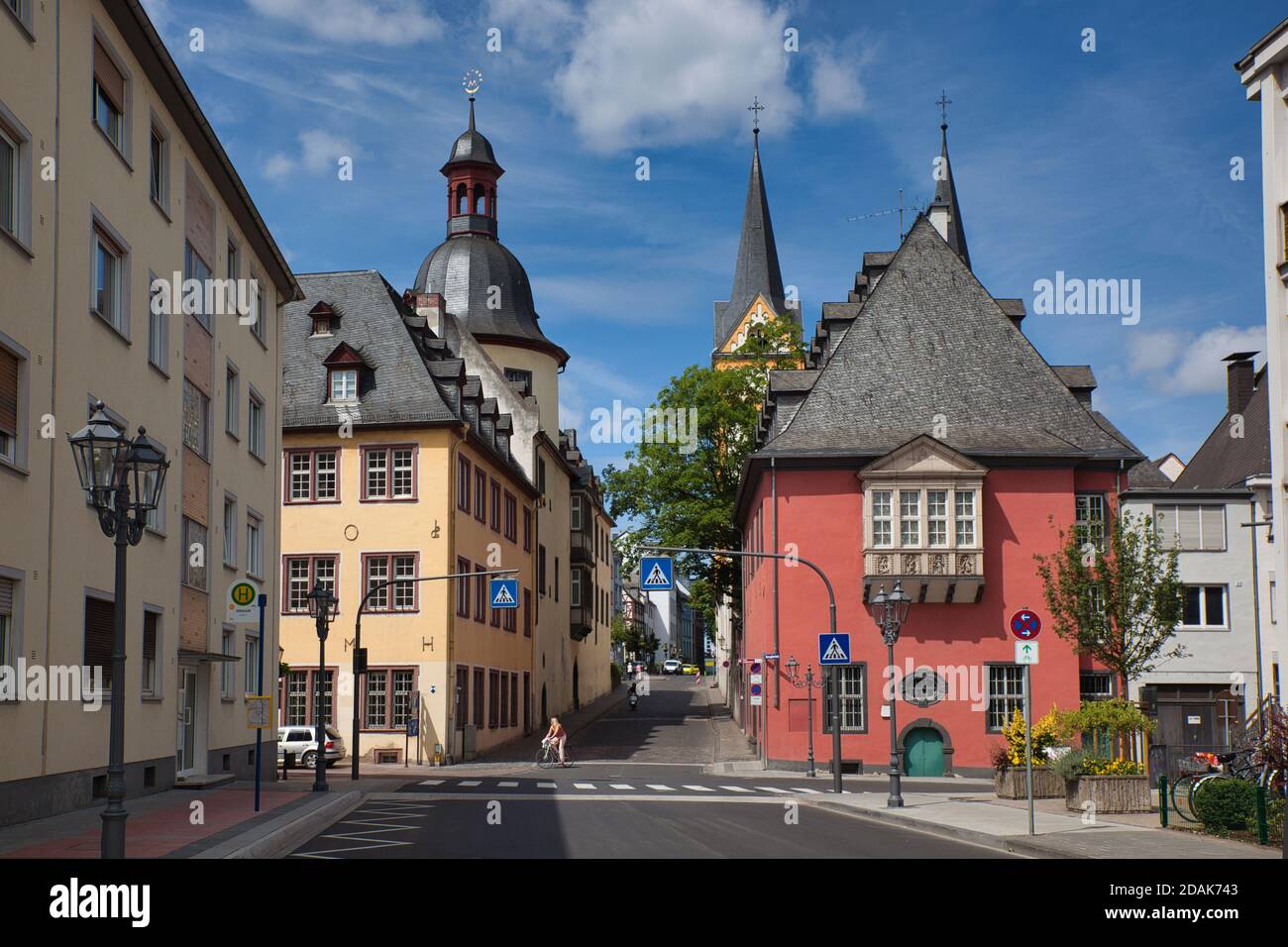 Ein Platz mit farbenfroher Architektur und Straßen, die in der Stadt Koblenz in der Nähe des Rheins münden Stockfoto