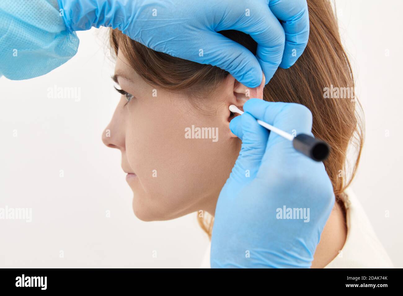 Ohrenkontrolle mit Wattestäbchen im medizinischen Labor Stockfoto