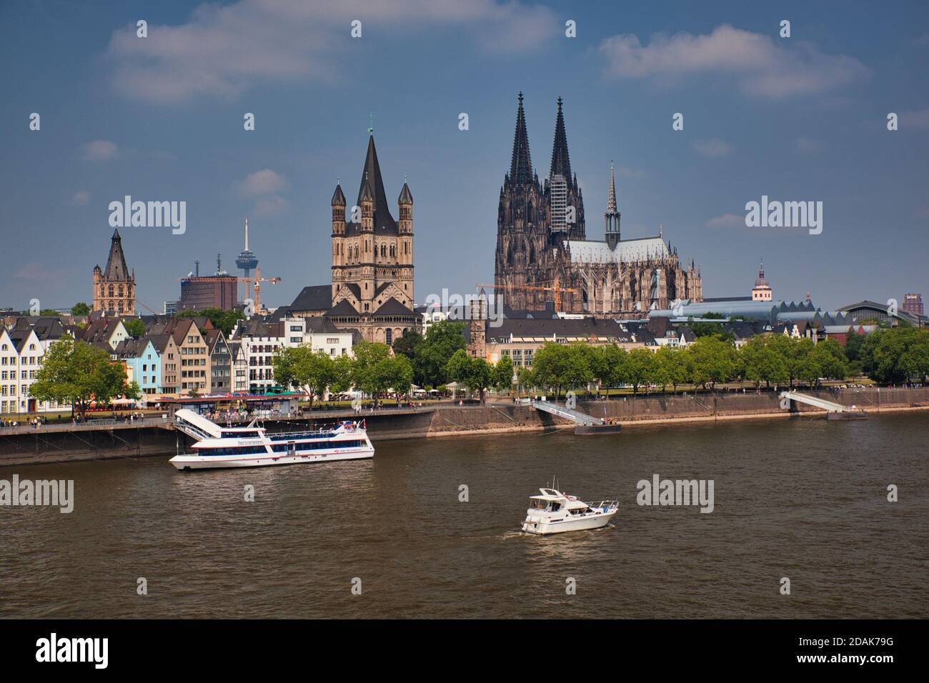 Landschaftlich reizvolle Aussicht auf Köln vom Rhein aus mit dem Kölner Dom direkt in der Ferne, Deutschland Stockfoto
