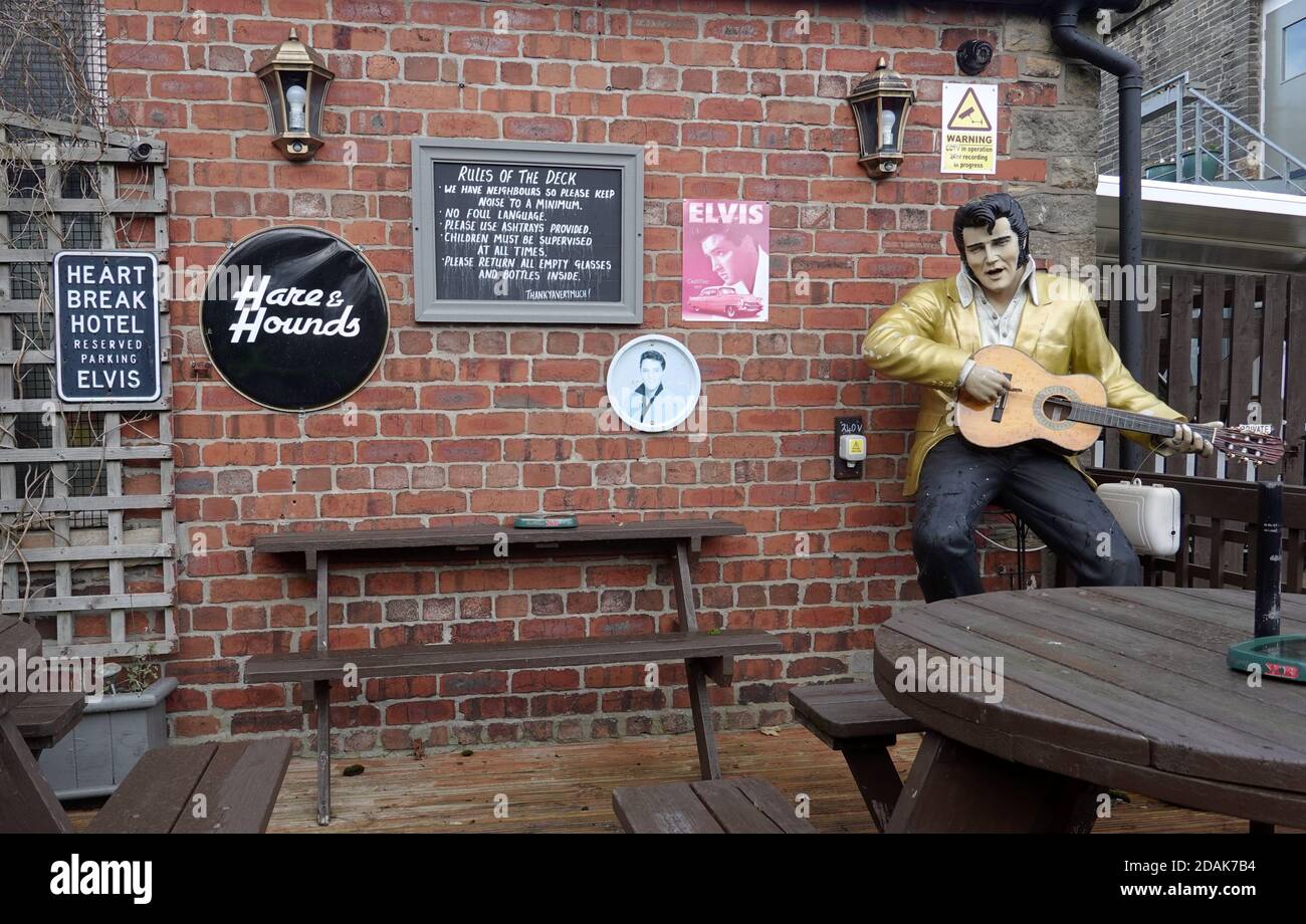 Ein Dummy Elvis Presley vor dem Hare and Hound Pub in New Mills, Derbyshire Stockfoto Ein Dummy Elvis Presley vor dem Hare and Hound Pub in New Mills, Derbyshire Stockfoto