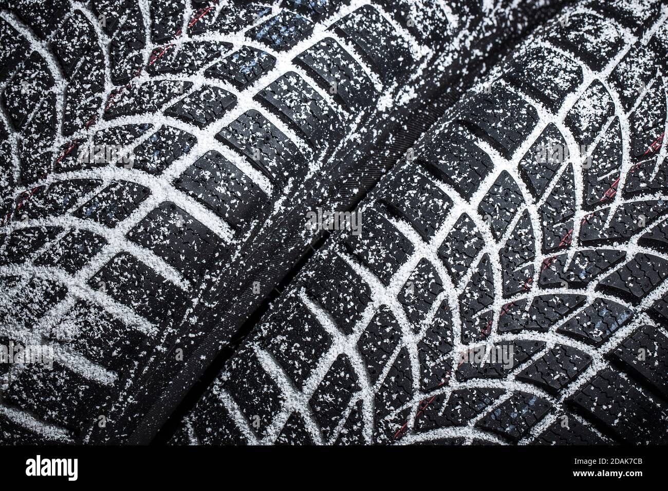 Winter Autoreifen mit Schnee auf schwarzem Hintergrund Stockfoto