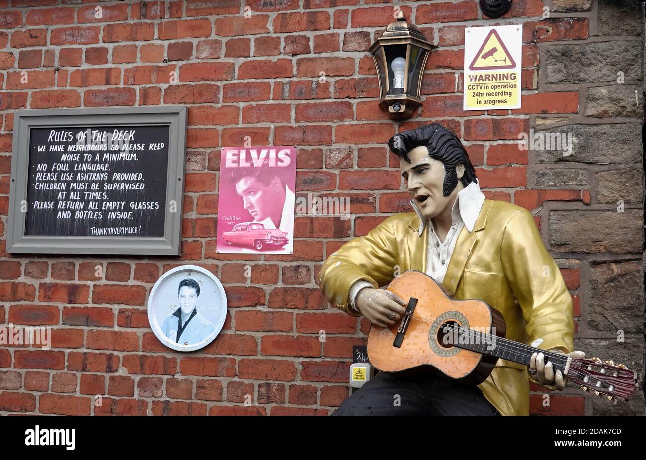 Ein Dummy Elvis Presley vor dem Hare and Hound Pub in New Mills, Derbyshire Stockfoto Ein Dummy Elvis Presley vor dem Hare and Hound Pub in New Mills, Derbyshire Stockfoto