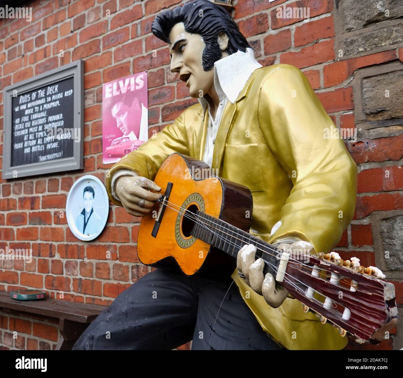 Ein Dummy Elvis Presley vor dem Hare and Hound Pub in New Mills, Derbyshire Stockfoto Ein Dummy Elvis Presley vor dem Hare and Hound Pub in New Mills, Derbyshire Stockfoto