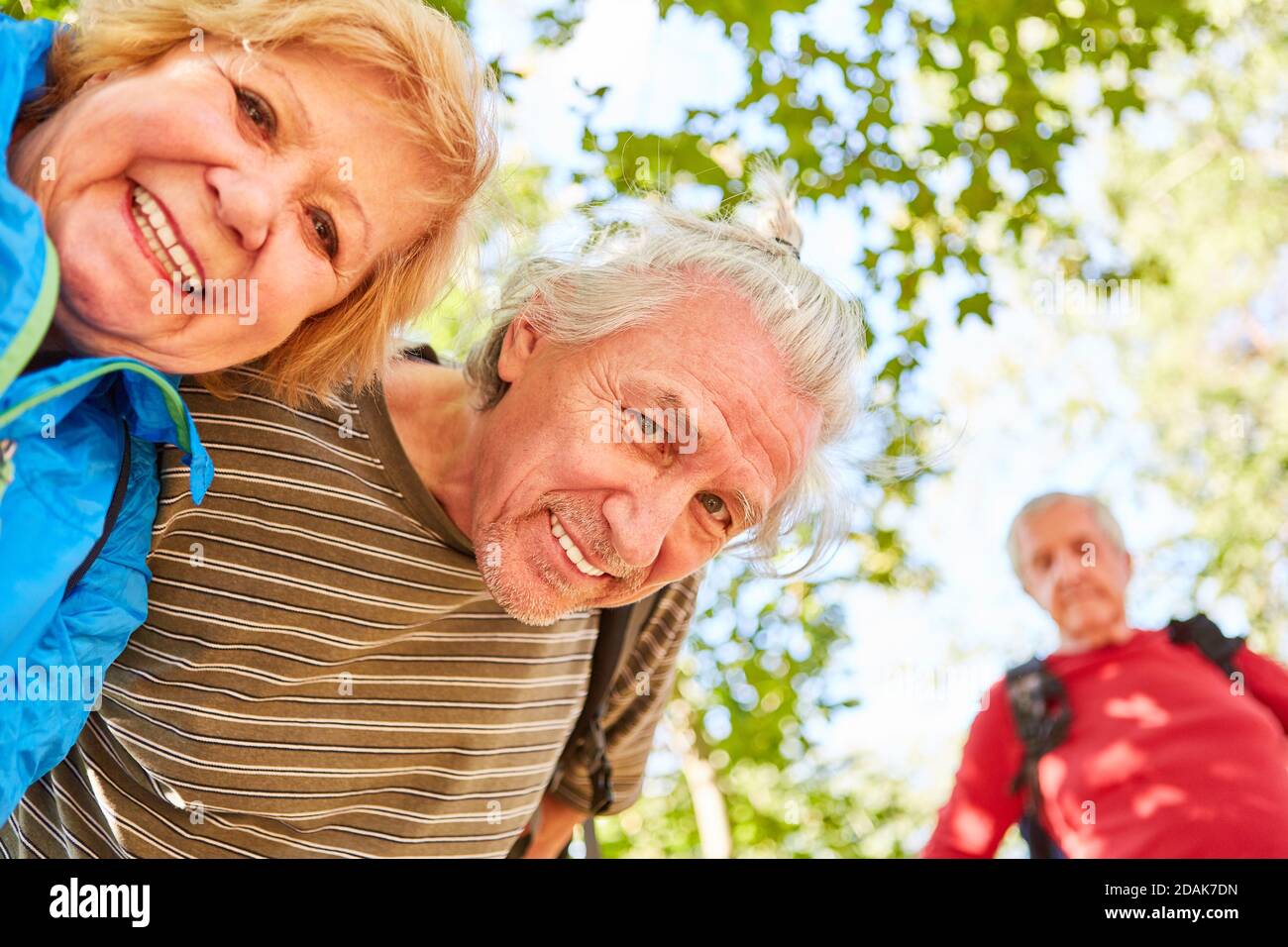 Glückliches Rentnerpaar auf einer Wanderung in der Natur Sommer Stockfoto