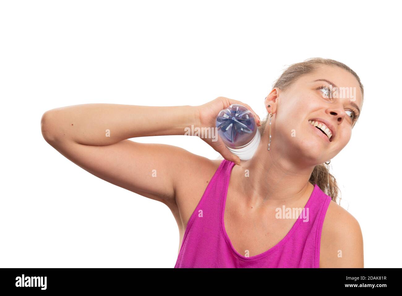 Passen weibliche Modell lächelnd wie berühren Hals mit kaltem Wasser Flasche zum Abkühlen nach dem Sport-Training als aktiver Lebensstil Konzept isoliert auf weißen s Stockfoto