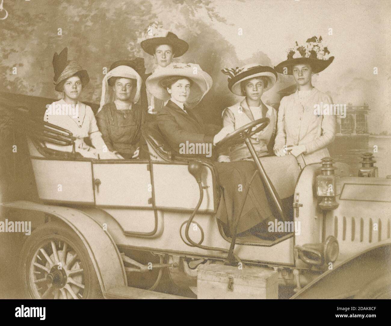 Antikes c1910 Foto, sechs Frauen in einem Fahrzeug. Studio aus einer Penny Arcade oder einem Fotogeschäft in Minnesota, USA. QUELLE: ORIGINALFOTO Stockfoto