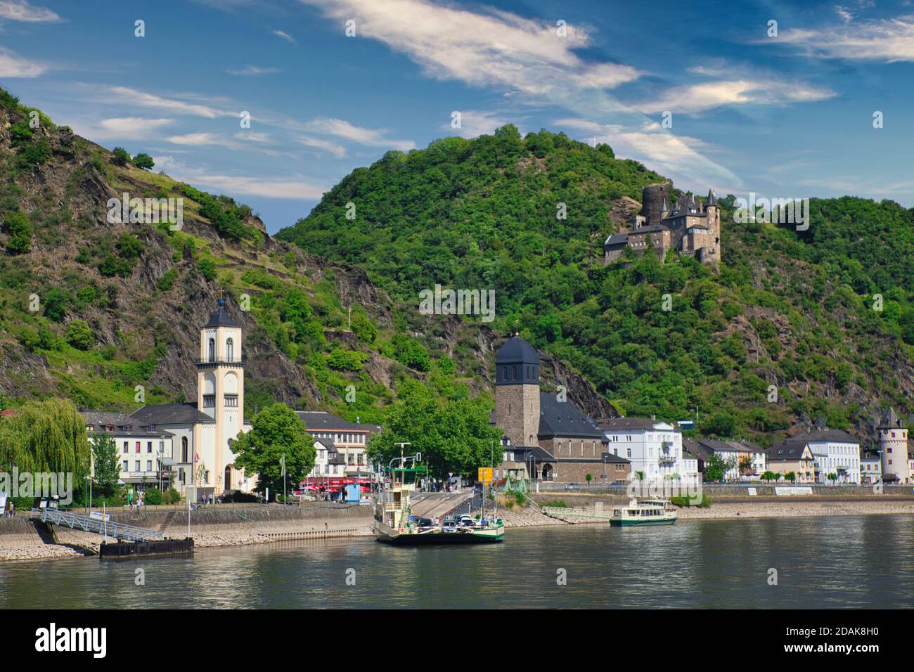 Eine Stadt am Rhein mit einem Schloss auf dem Hügel dahinter gegen einen blau bewölkten Himmel. Der Rhein, Deutschland Stockfoto