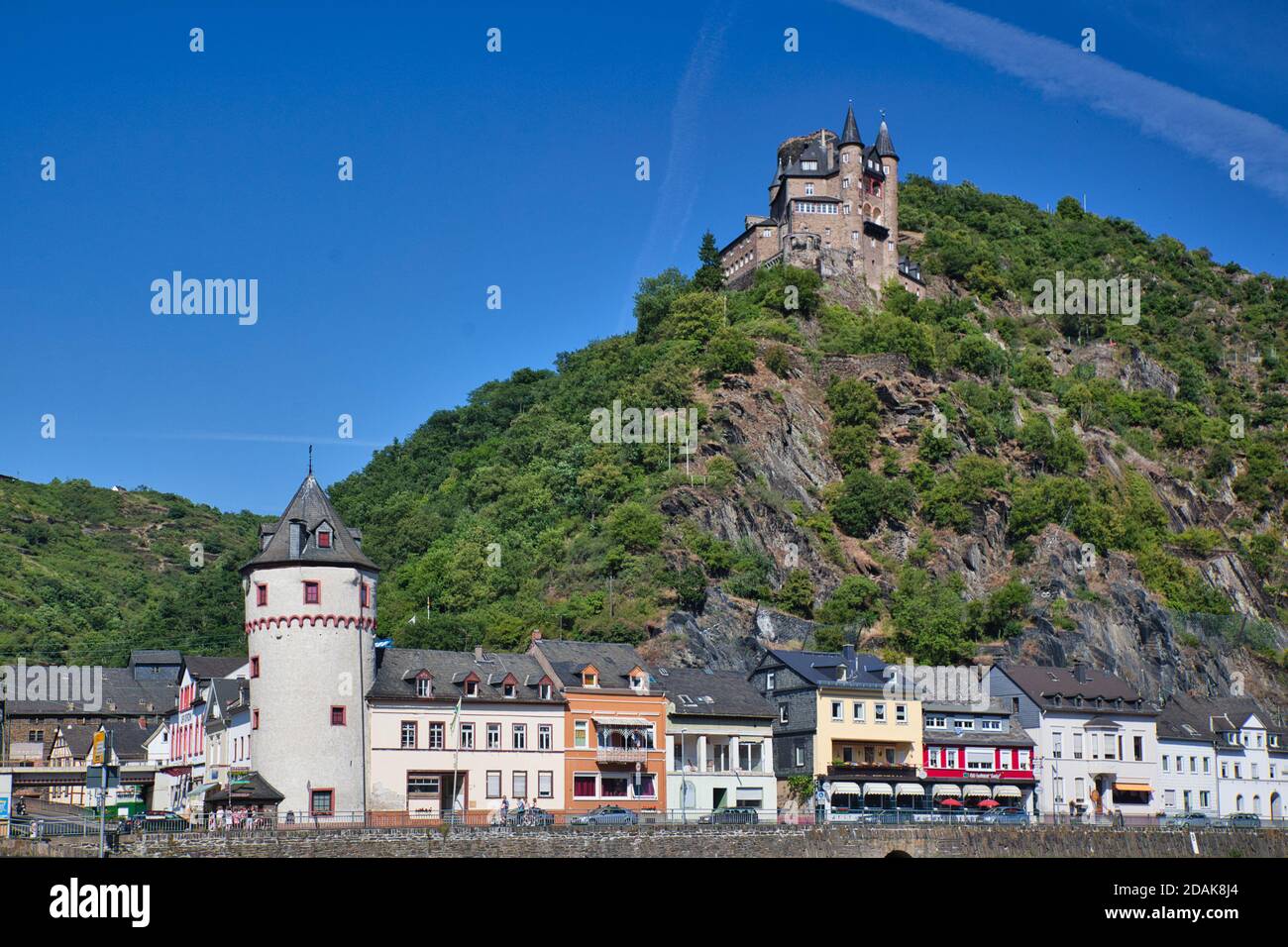 Eine Stadt am Rhein mit einem Schloss auf dem Hügel dahinter vor blauem Himmel. Der Rhein, Deutschland Stockfoto