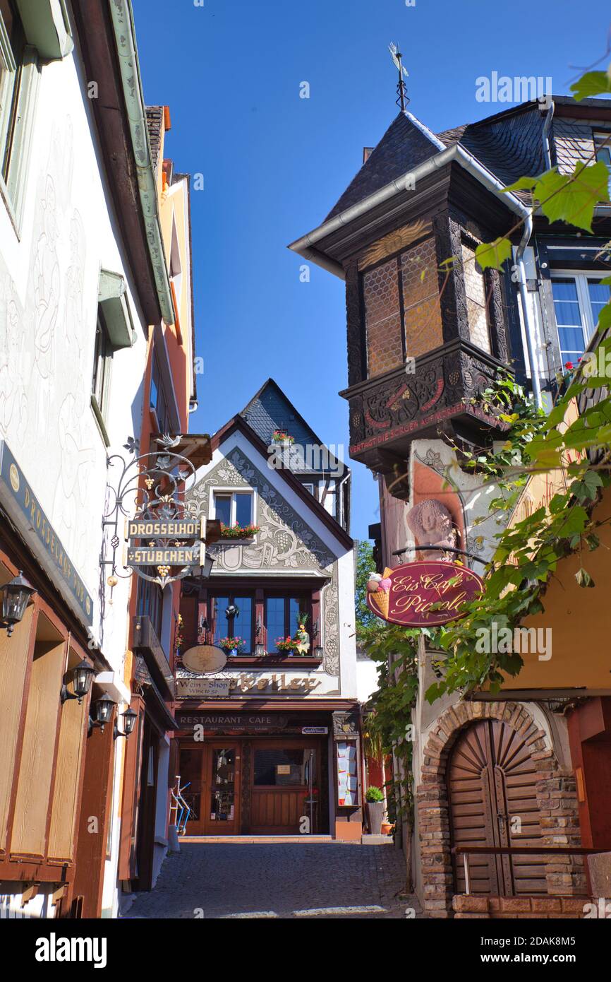 Schmale Straße und ein Haus mit einem Sichtfenster in die Ecke gebaut in der Stadt Rüdesheim, am Rhein, Darmstadt, Heese, Deutschland Stockfoto