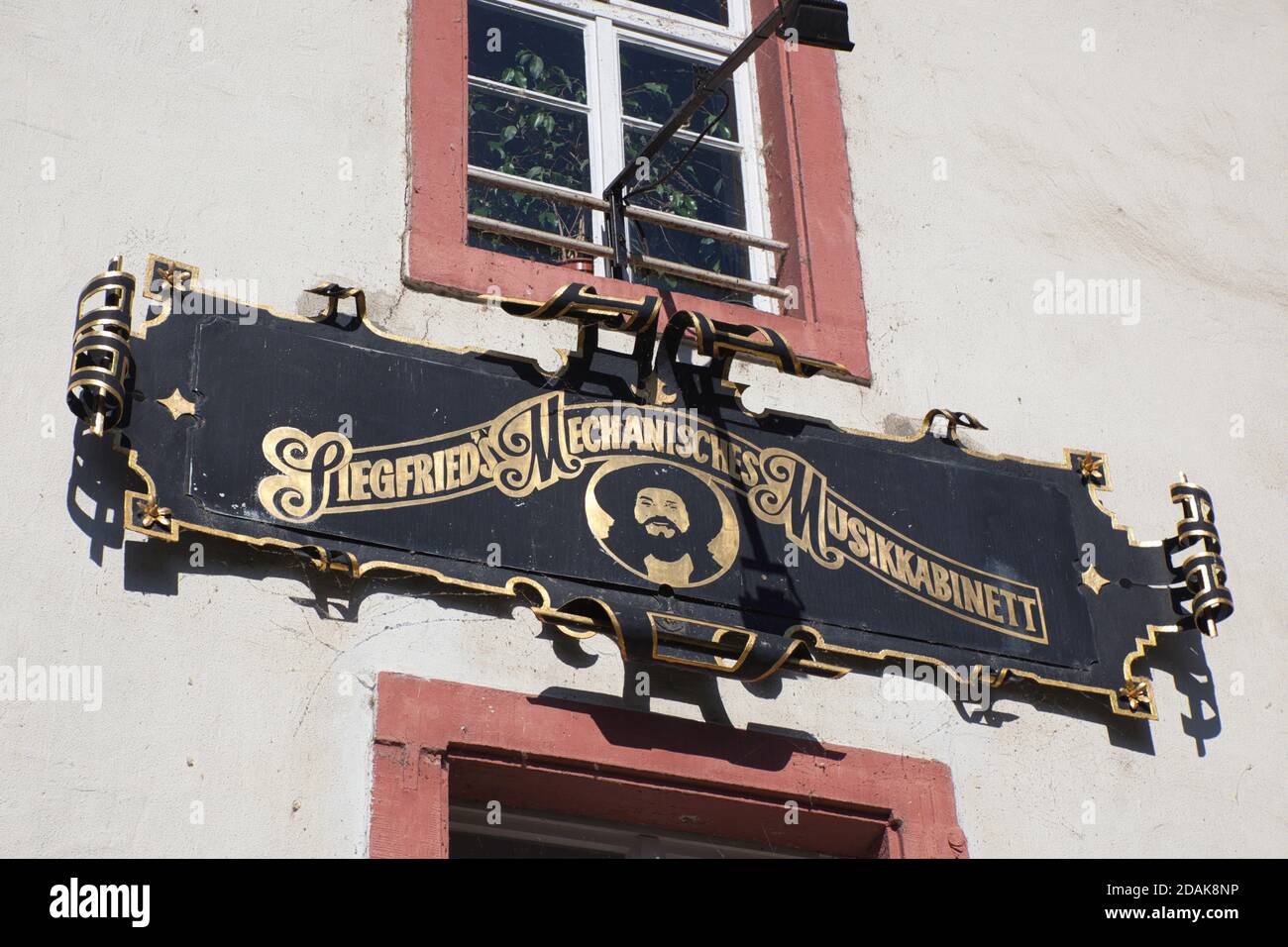 Sehr reich verzierte Schild auf einem Gebäude in der Stadt Rüdesheim, am Rhein, Darmstadt, Heese, Deutschland Stockfoto