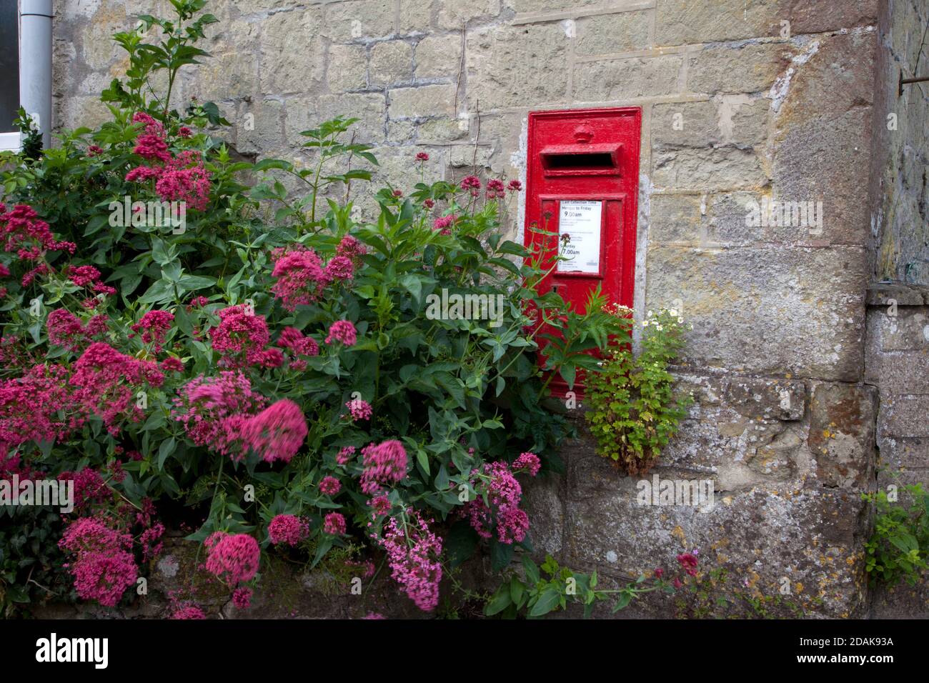 Ein Briefkasten im Dorf Berwick St. John in Wiltshire. Stockfoto