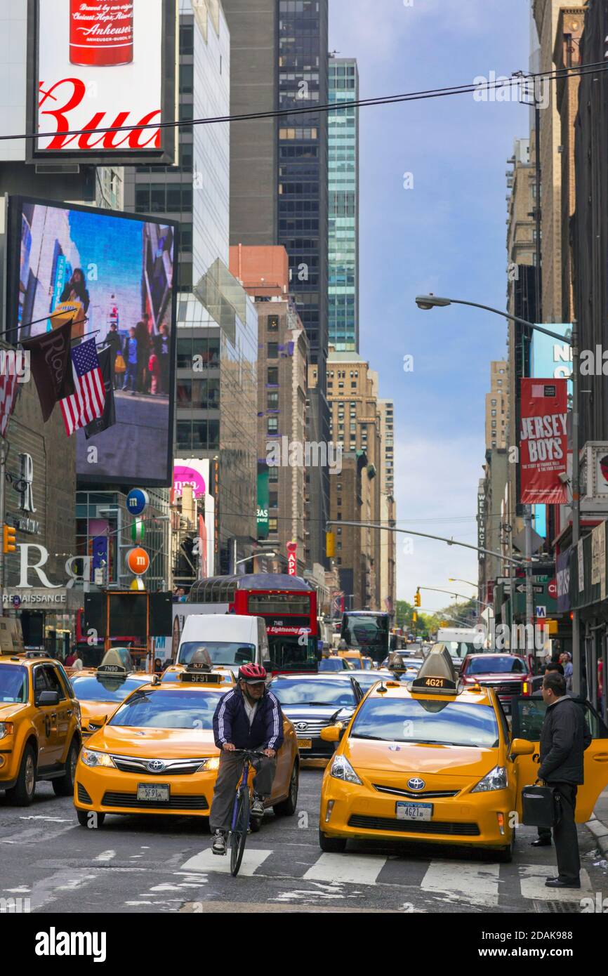 Radfahrer und Taxis auf der 7th Avenue, New York City, New York State, USA. Stockfoto
