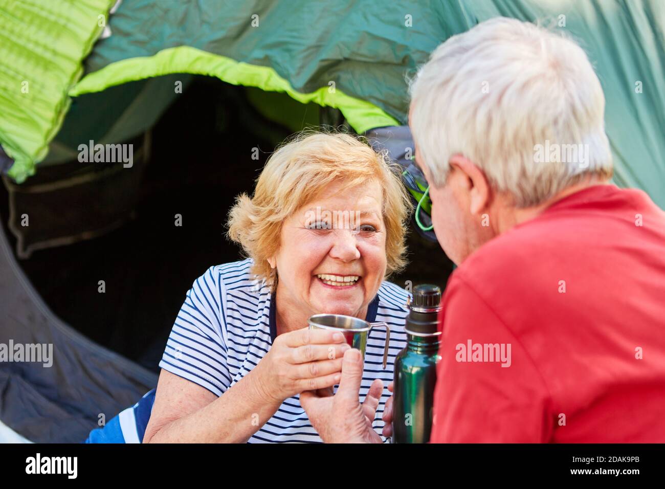 Senioren in Liebe trinken Kaffee auf Camping Urlaub in Natur Stockfoto