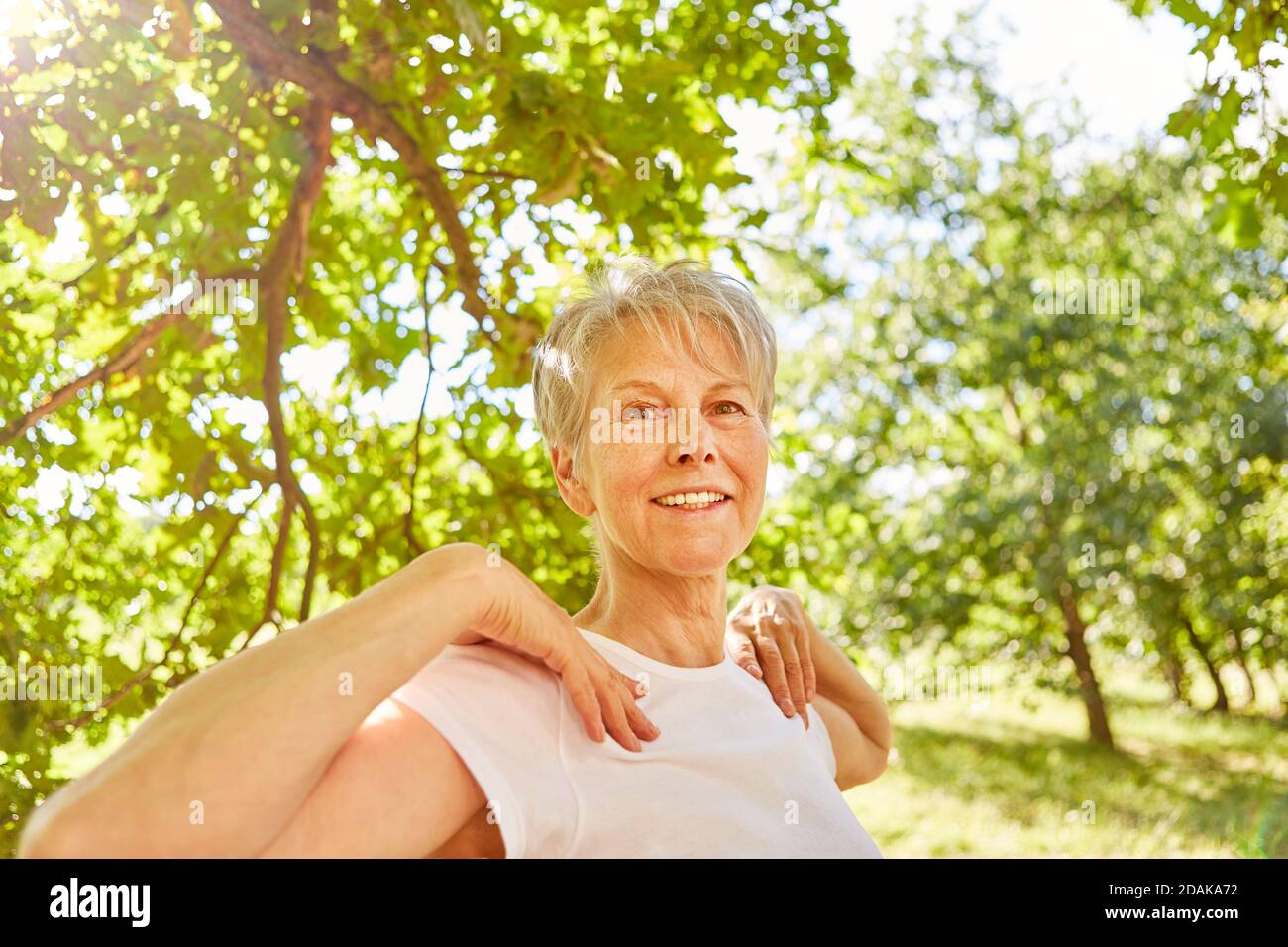 Vital Senior Frau tun eine Atemübung im Sommer in Natur für die Gesundheit Stockfoto
