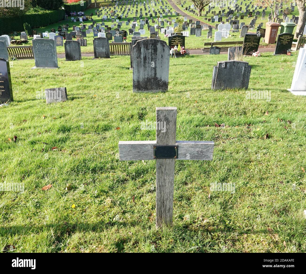 Redhill, Surrey, Großbritannien. November 2020. Die Gräber von Katharine und Nerissa Bowes-Lyon, 'verlassene' Cousins von Königin Elizabeth II.. Die geistig behinderten Cousins, die in Netflix 'The Crown' (veröffentlicht am Sonntag, 15. November 2020) zu sehen waren, wurden als "tot" bezeichnet, nachdem sie 1941 in die 'Royal Earlswood Institution for Mental Defectives' in Redhill, Surrey, geschickt wurden. Sechs Jahre nach ihrem Tod 2014 ist Katharines Grabstein immer noch ein temporäres hölzernes 'Pauper'-Kreuz. Quelle: Andrew Stehrenberger Stockfoto