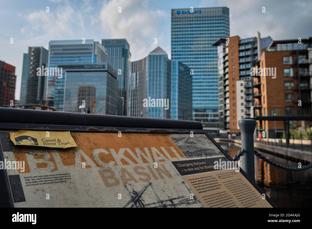 Blackwall Basin Schild mit Canary Wharf Hintergrund, London, Großbritannien Stockfoto