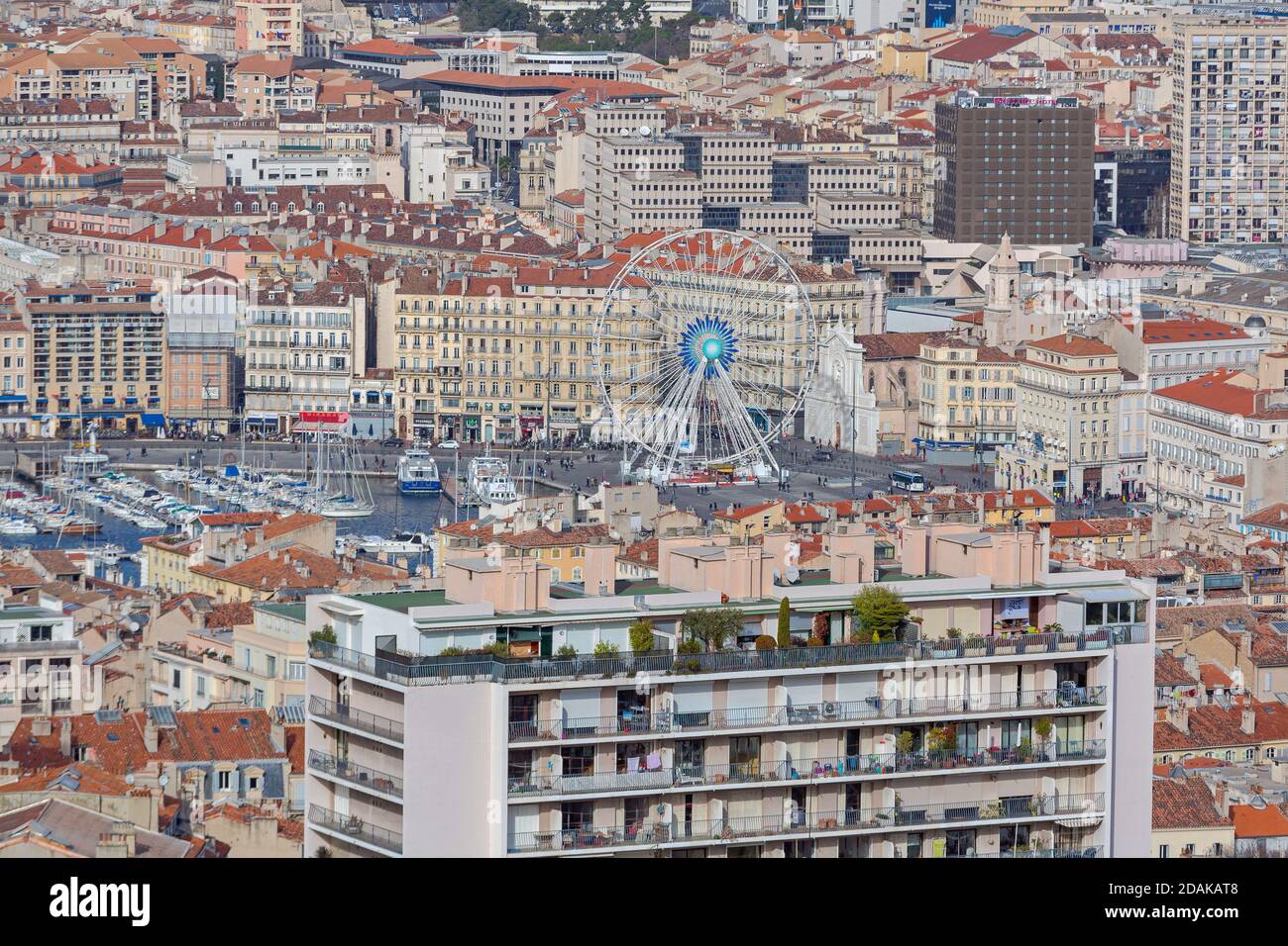 Marseille, Frankreich - 31. Januar 2016: Luftaufnahme des Riesenrads im Hafen von Marseille, Frankreich. Stockfoto