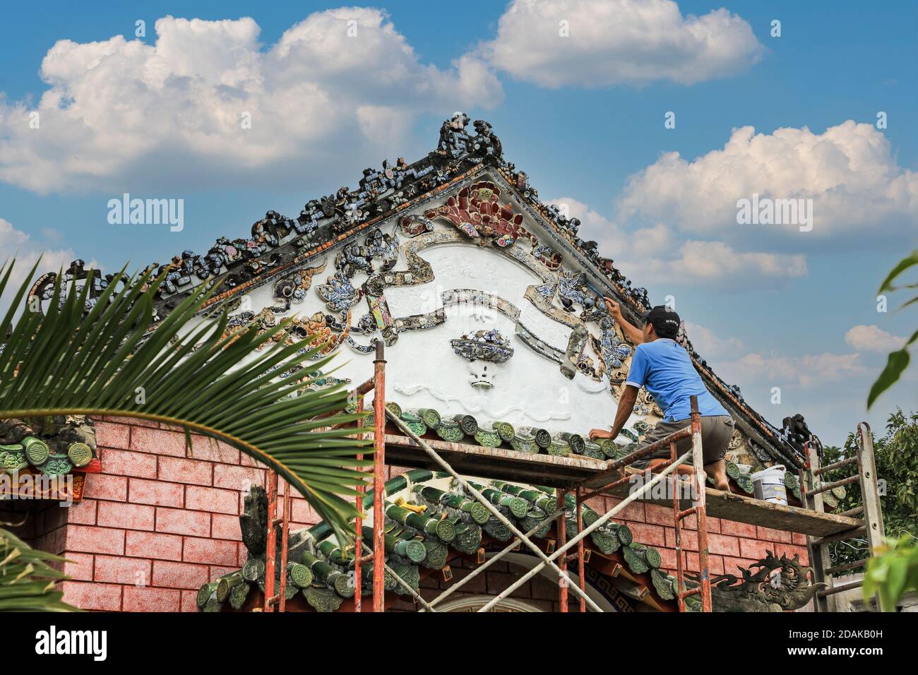 Ein Arbeiter, der die Lackierung in der chinesischen Versammlungshalle, Hoi an, Vietnam, Asien repariert Stockfoto