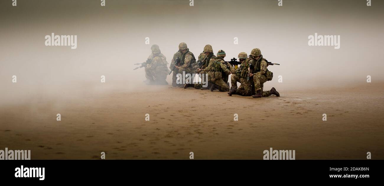 Royal Marine Commandos Training Bereiten Sie sich vor, sich unter dem Deckmantel zu bewegen Von Rauch Stockfoto