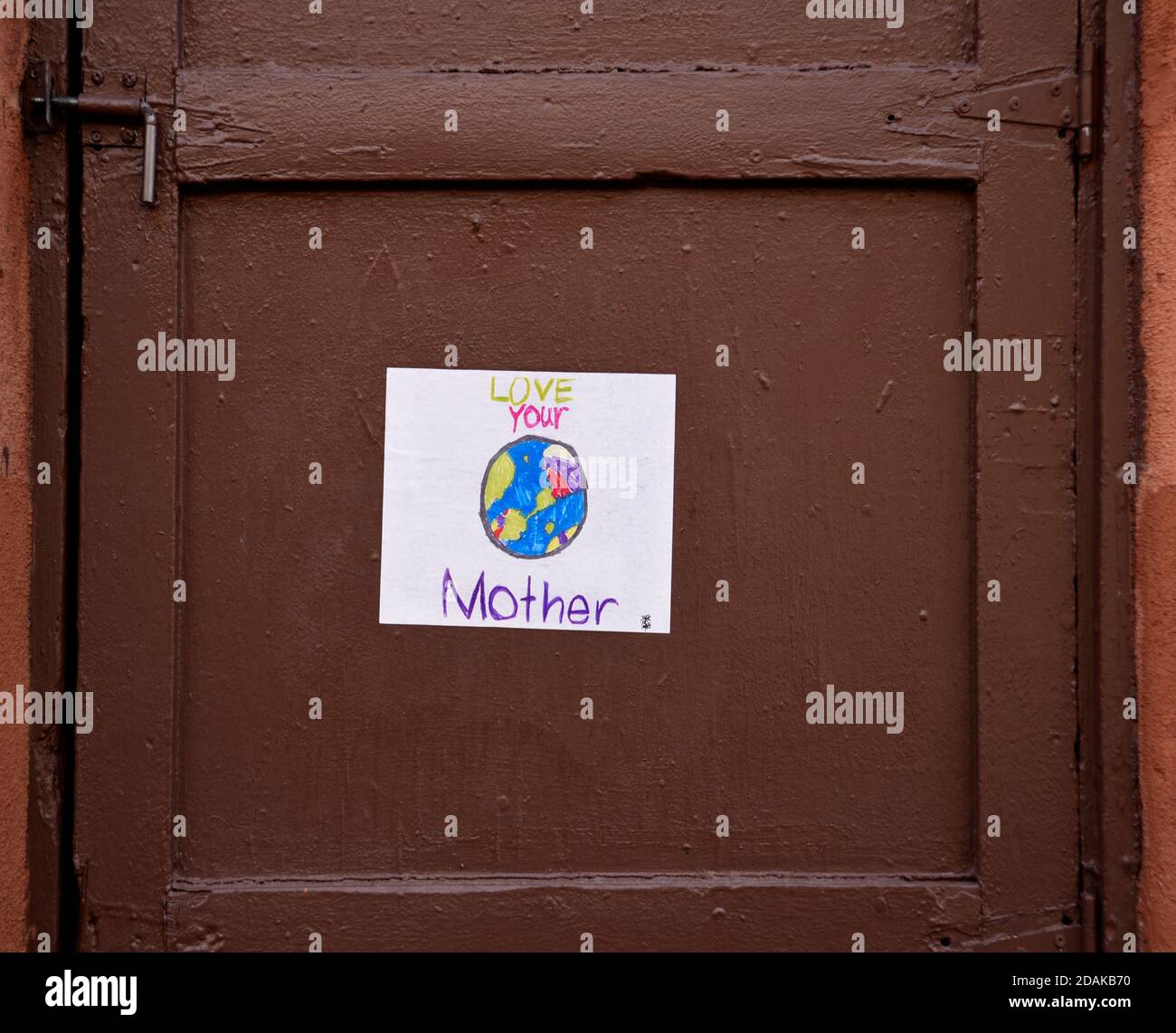 Eine Kinderzeichnung von Mutter Erde an einer Tür in der Innenstadt von Santa Fe, New Mexico USA angebracht. Stockfoto