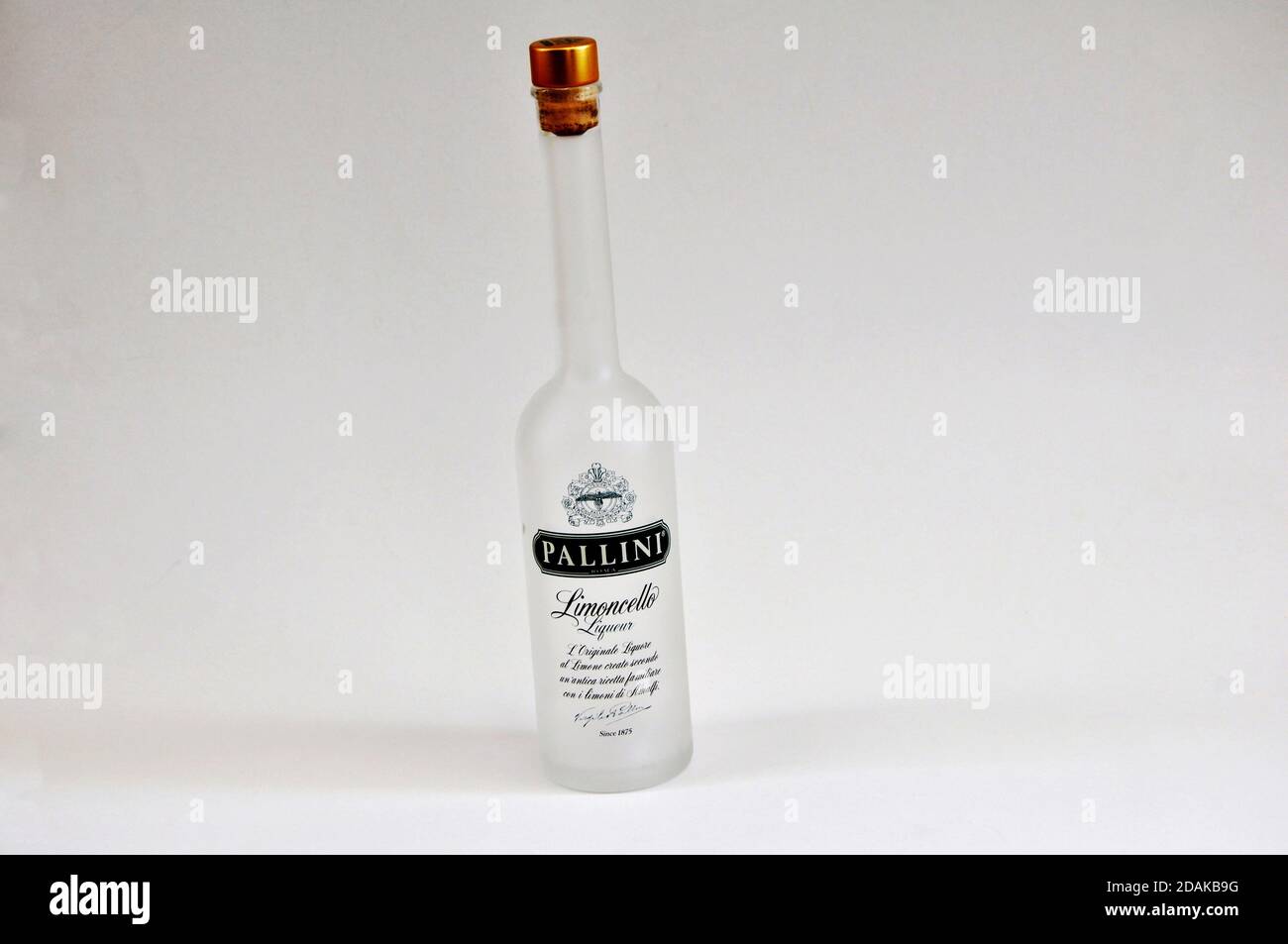 Flasche mit Likör, Zitronenlikör der Marke Limoncello, Originalrezept aus Sicilia, Italien, leere Flasche auf weißem Hintergrund, mit Kopierraum Stockfoto