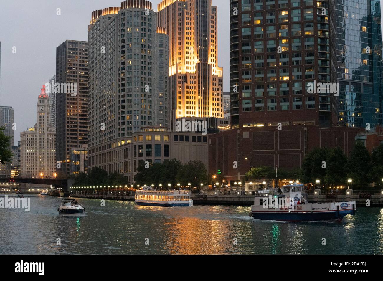 Chicago River bei Einbruch der Dunkelheit oder Dämmerung Stockfoto