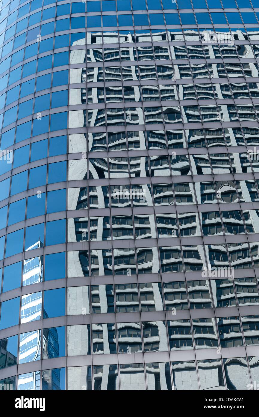 Reflexionen von Gebäuden auf Glasgebäude Stockfoto