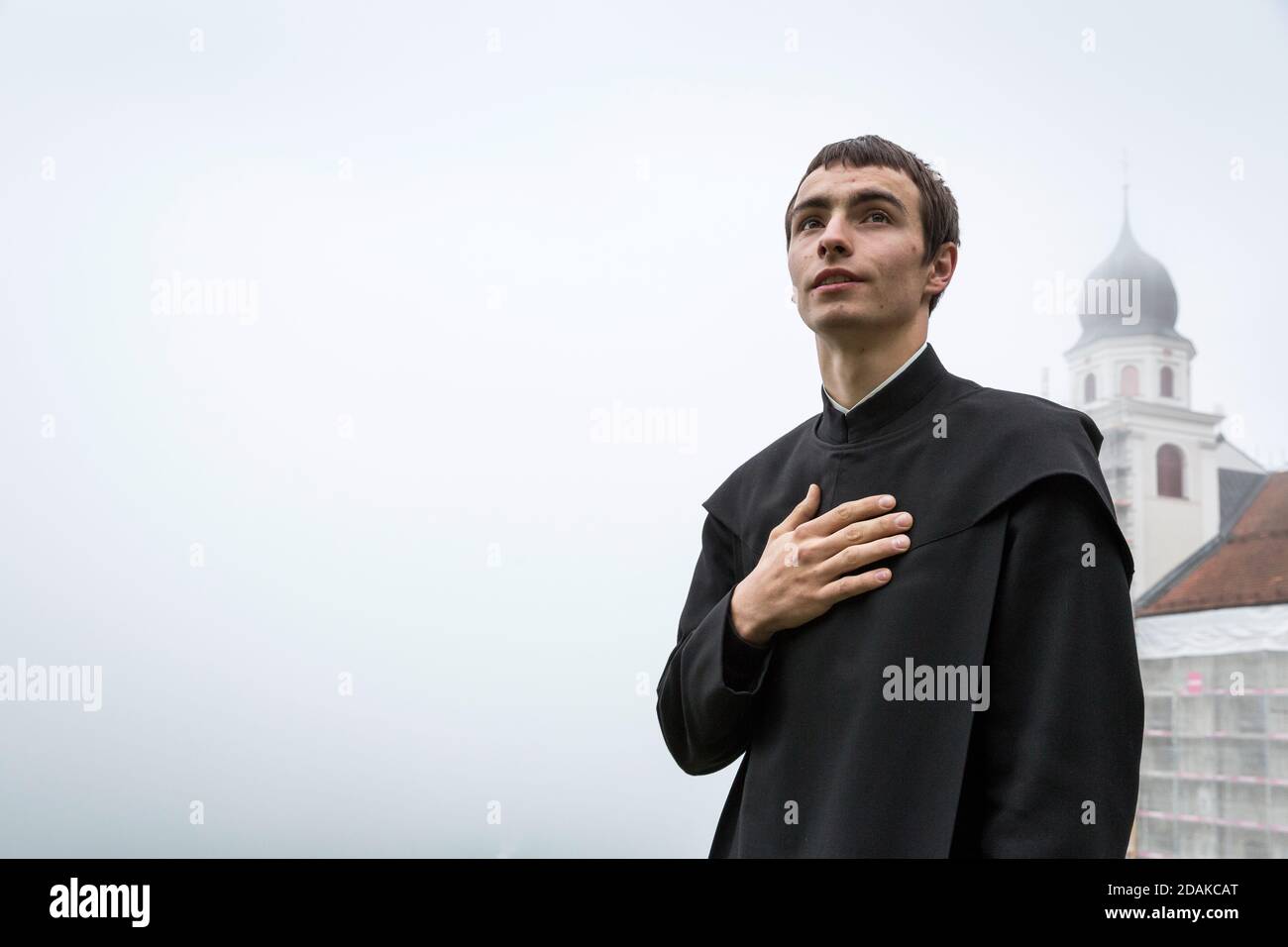 Bruder Morezi lebt und arbeitet als Mönch im Benediktinerkloster in  Disentis, Schweiz Stockfotografie - Alamy