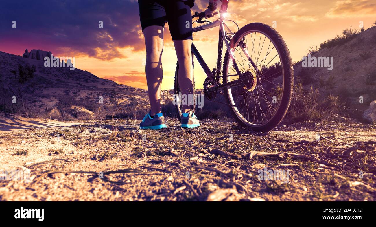 Mountainbike und Abenteuer Mann in Aktion.Gesunder Lebensstil im Freien. Extremsport und Abenteuer. Stockfoto