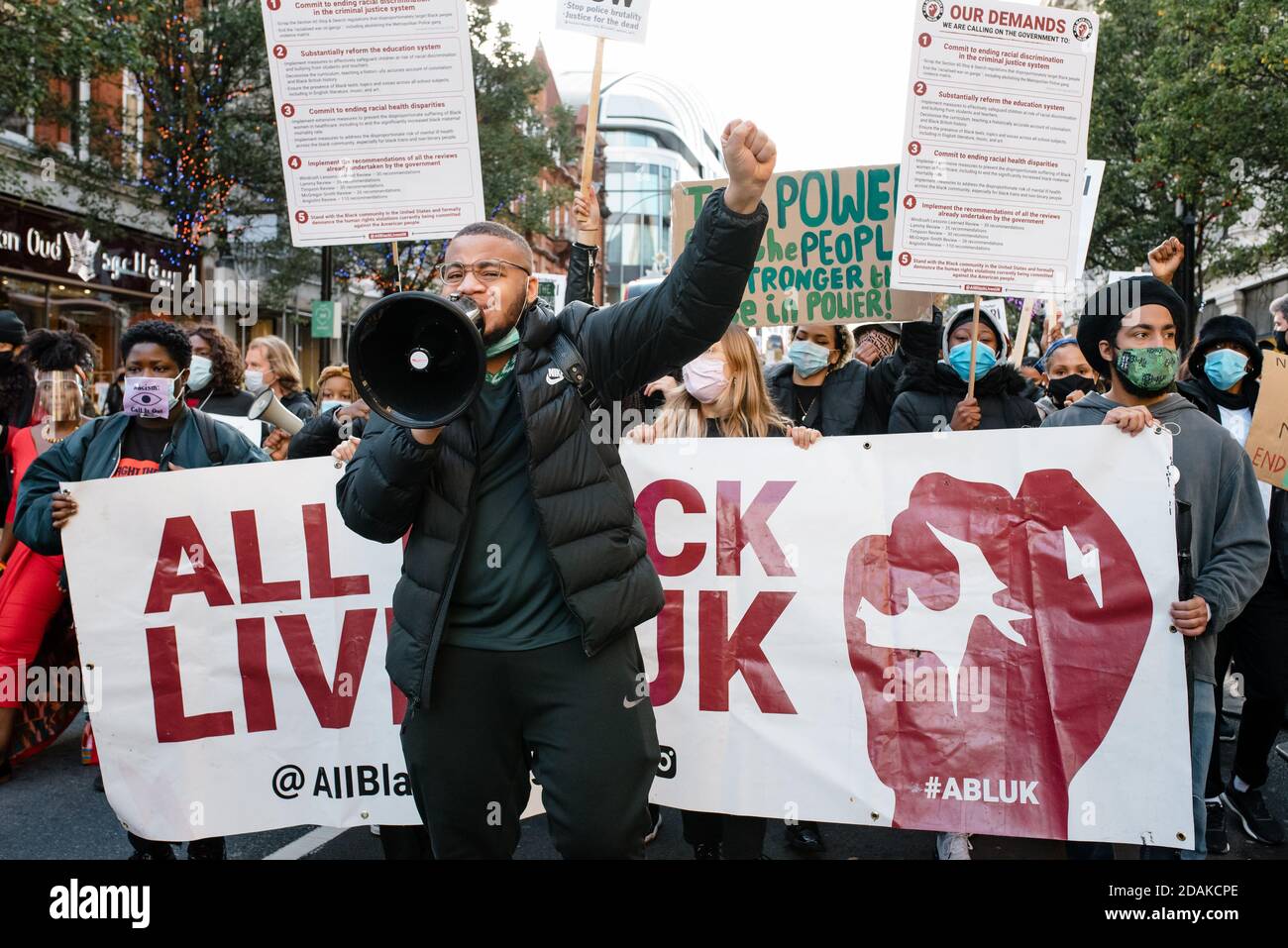 LONDON, VEREINIGTES KÖNIGREICH - 25. OKTOBER 2020: Alle Schwarzen leben Großbritannien und Ende SARS Demonstranten versammeln sich in London, um gegen Gewalt in Nigeria zu protestieren Stockfoto