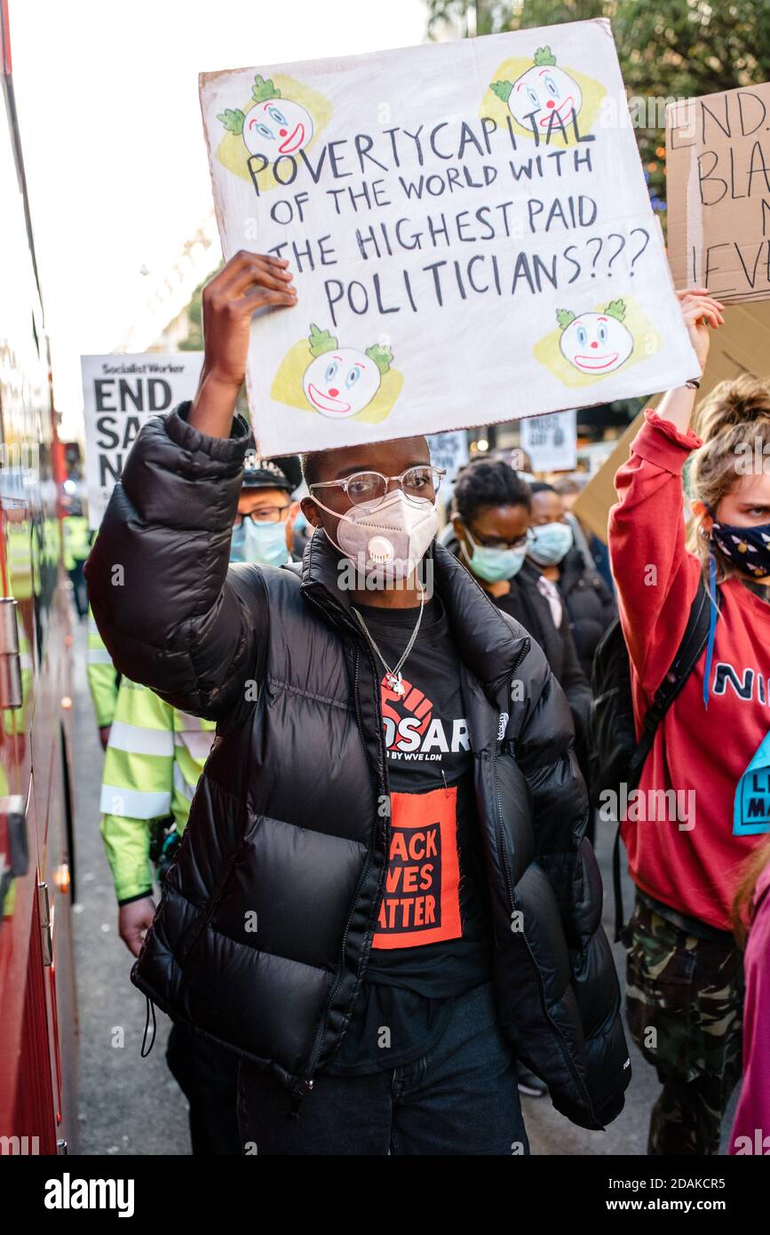LONDON, VEREINIGTES KÖNIGREICH - 25. OKTOBER 2020: Alle Schwarzen leben Großbritannien und Ende SARS Demonstranten versammeln sich in London, um gegen Gewalt in Nigeria zu protestieren Stockfoto