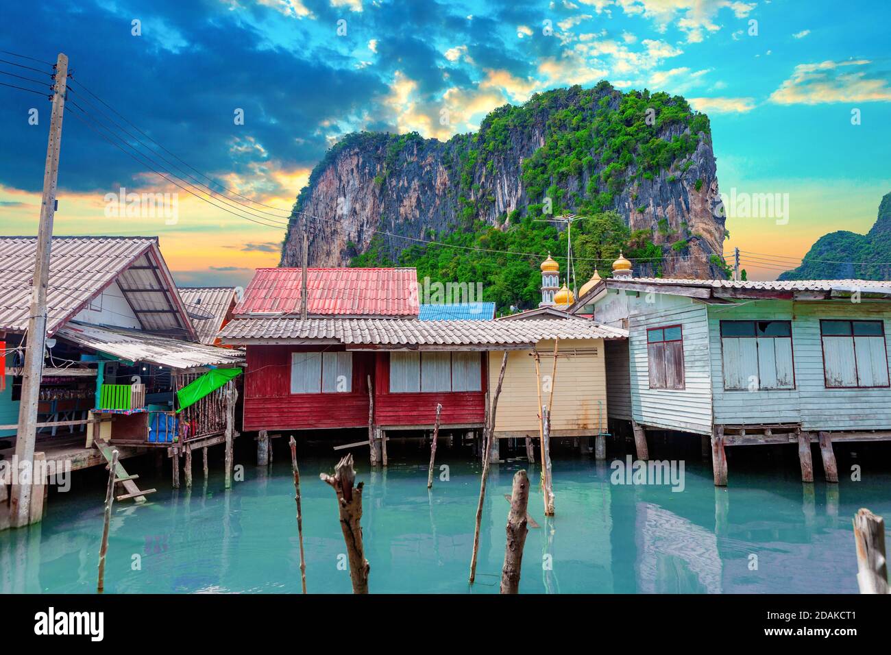 Seascape und paradiesischer idyllischer Strand. Landschaft Thailand Meer und Insel .Abenteuer und exotische Reise-Konzept. Malerische Landschaft von Phuket Stockfoto