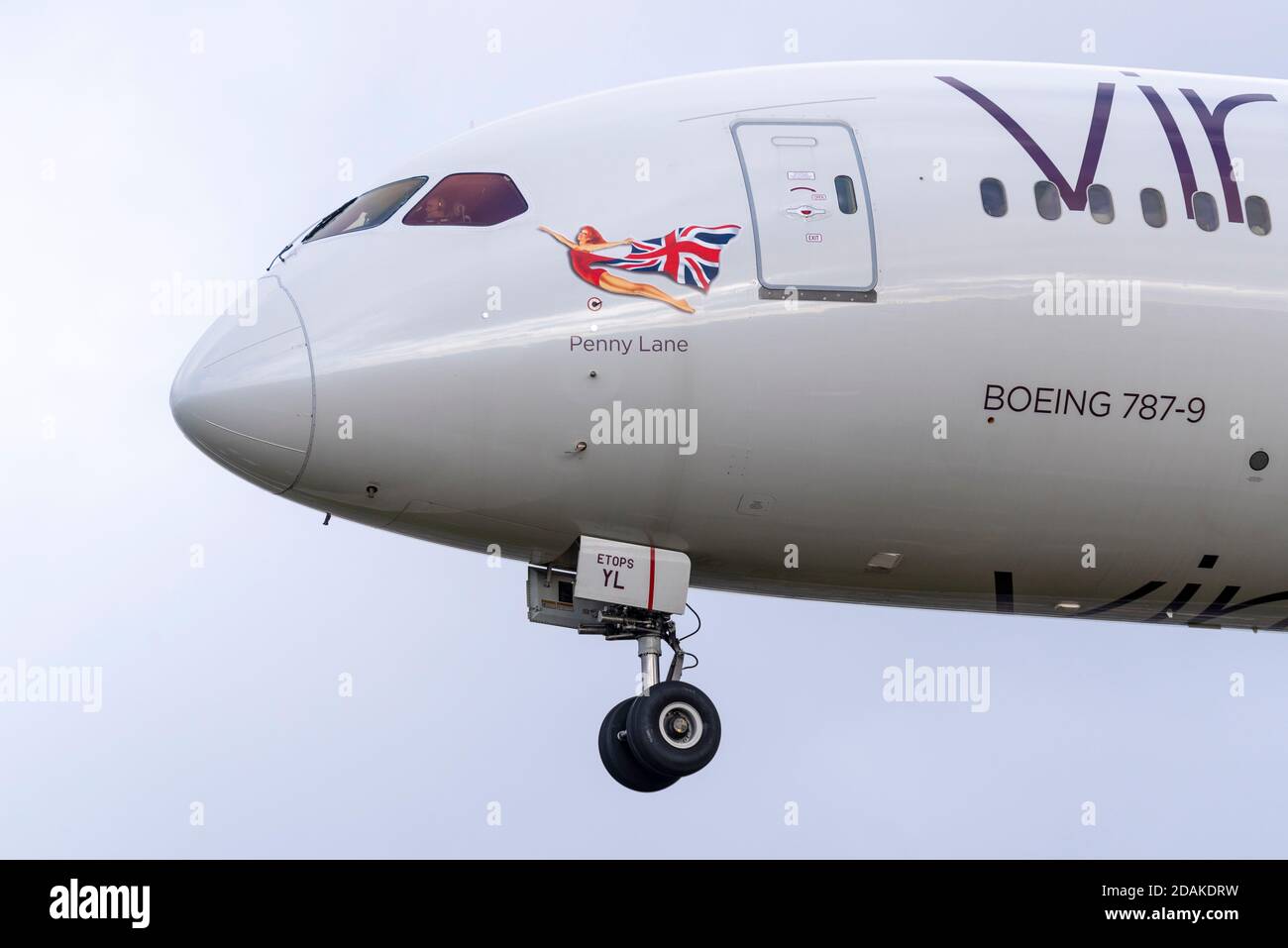 Virgin Atlantic Airways 787 Jet-Linienflugzeug G-VNYL bei der Landung am Flughafen London Heathrow, Großbritannien, während der zweiten nationalen COVID 19-Sperre Stockfoto