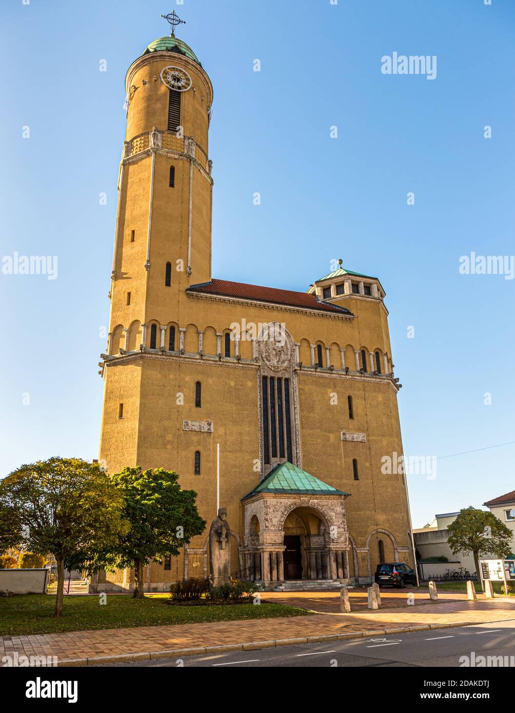Die Kirche, wahrscheinlich die Pfarrkirche St. Otto, mit ihrem markanten Turm und der Uhr, steht in Bambergs Gärtnerstadt (Gärtnerviertel), Bayern, Deutschland. Erbaut 1912/13 von den Architekten Otto Orlando Kurz und Eduard Herbert, war diese Jugendstilkirche die erste Kirche des 20. Jahrhunderts in Deutschland, die unter Denkmalschutz gestellt wurde; sie wurde als katholische Pfarrkirche des wachsenden Gärtnerviertels errichtet. Die Gärtnerstadt ist seit 1993 Teil des UNESCO-Weltkulturerbes. Stockfoto