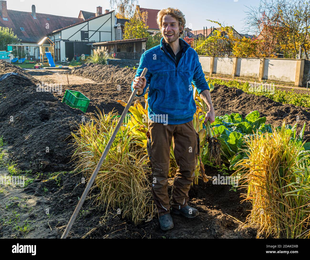 Auf dem Stadtfeld, umgeben von wirsing, Kurkuma und Ingwer, erzählt Sebastian Niedermaier von einigen der mehr als 60 Gemüsesorten, die sein Unternehmen anbietet. Der Marktgärtner-Bezirk Bamberg steht seit 1993 auf der UNESCO-Welterbeliste Stockfoto