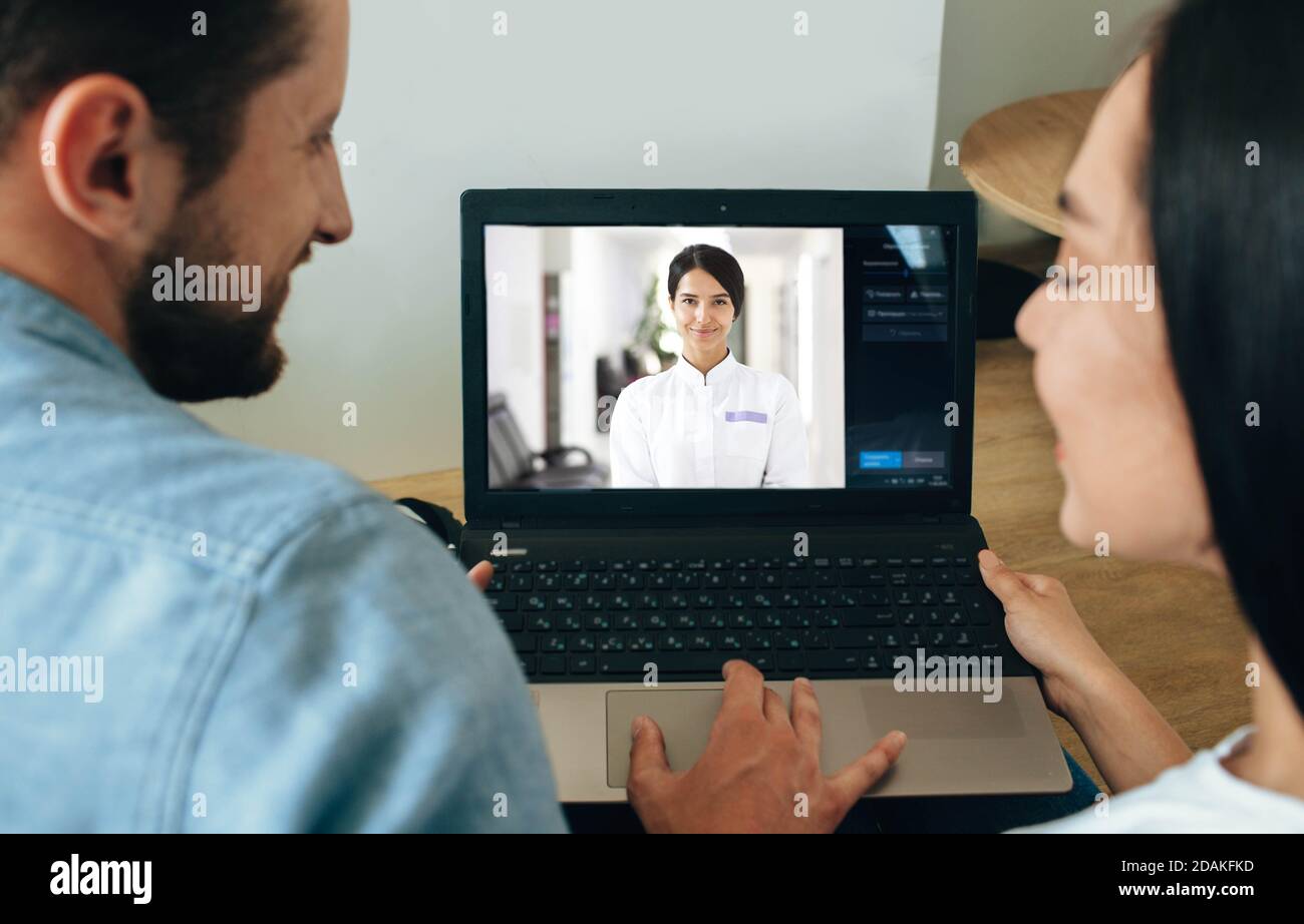 ving Online-Beratung mit ihrem Hausarzt. Video-Chat mit Arzt Hausarzt. Bleiben Sie zu Hause, seien Sie sicher Stockfoto