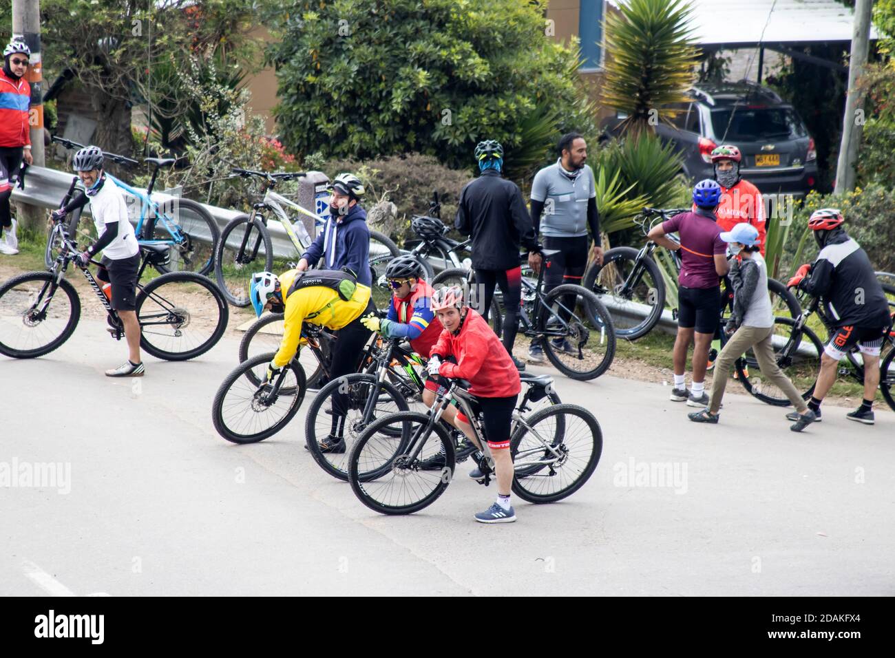 LA CALERA KOLUMBIEN - OKTOBER, 2020: Gruppe von Amateurradfahrern auf der Straße zwischen Bogota und La Calera auf den Bergen in Kolumbien Stockfoto