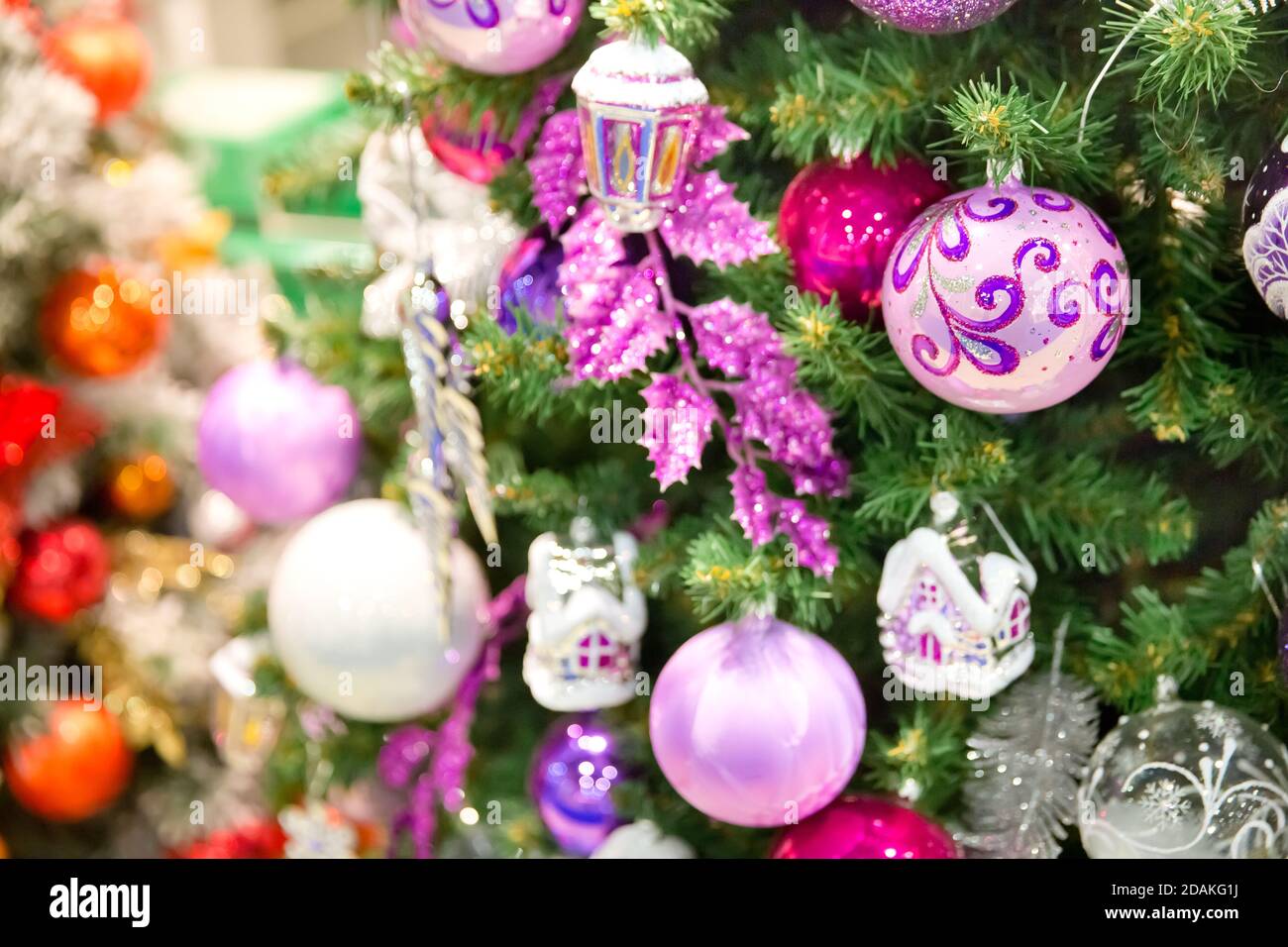Nahaufnahme von bunten Ornamenten auf Weihnachtsbaum. Frohes neues Jahr und Weihnachten. Bokeh Light Soft-Effekt. Wunderschöne weihnachtsdekoration. Urlaubskonzept. Stockfoto
