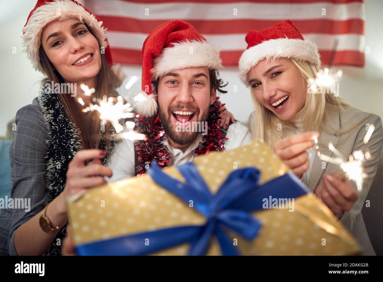 Junge amerikanische Freunde feiern Weihnachten zu Hause Stockfoto