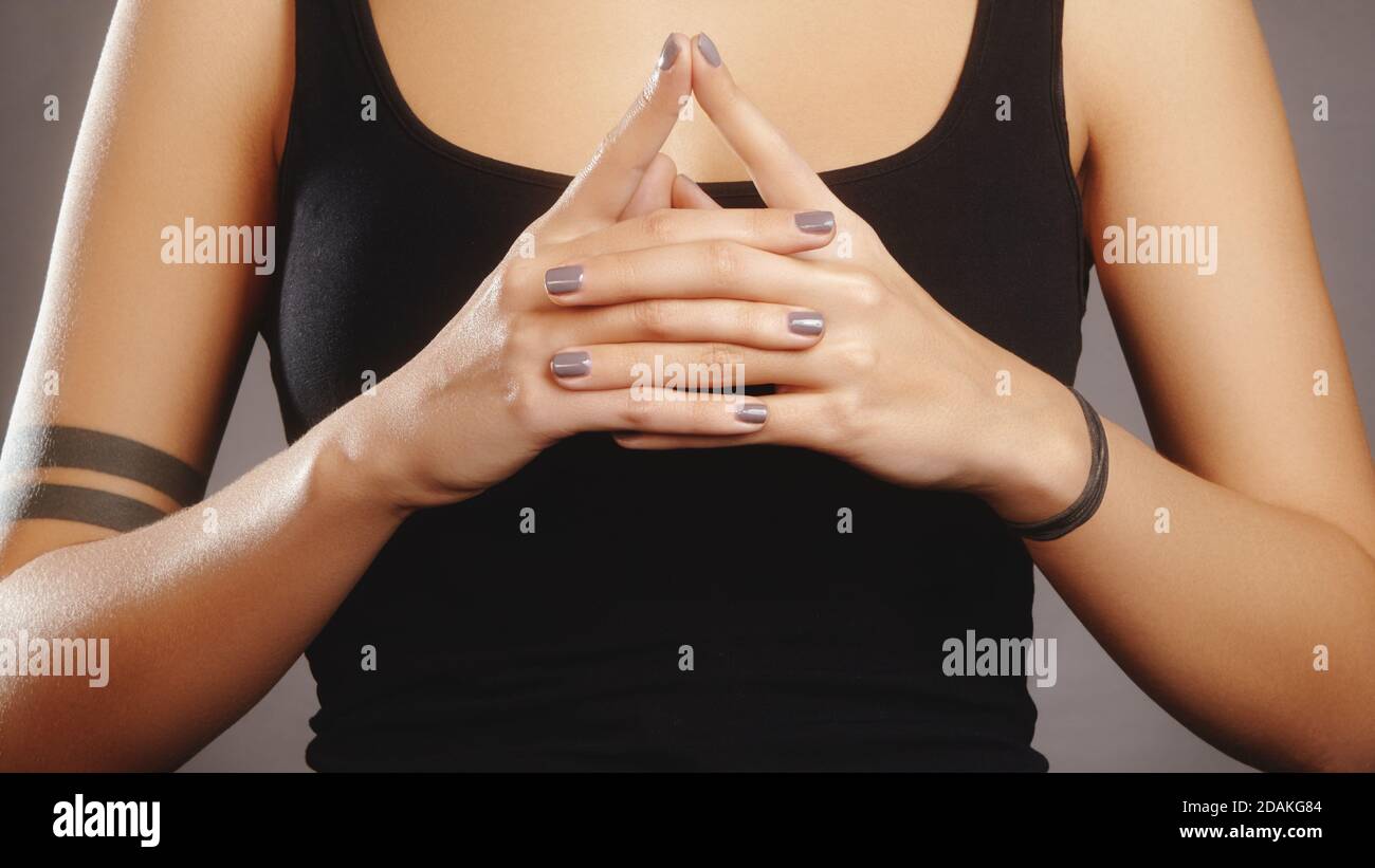 Frau Hände in Mudra Symbol. Symbolische oder rituelle Geste im Hinduismus und Buddhismus. Selbstheilungs- und Selbstbildungspraxis. Entspannung im Yoga Stockfoto