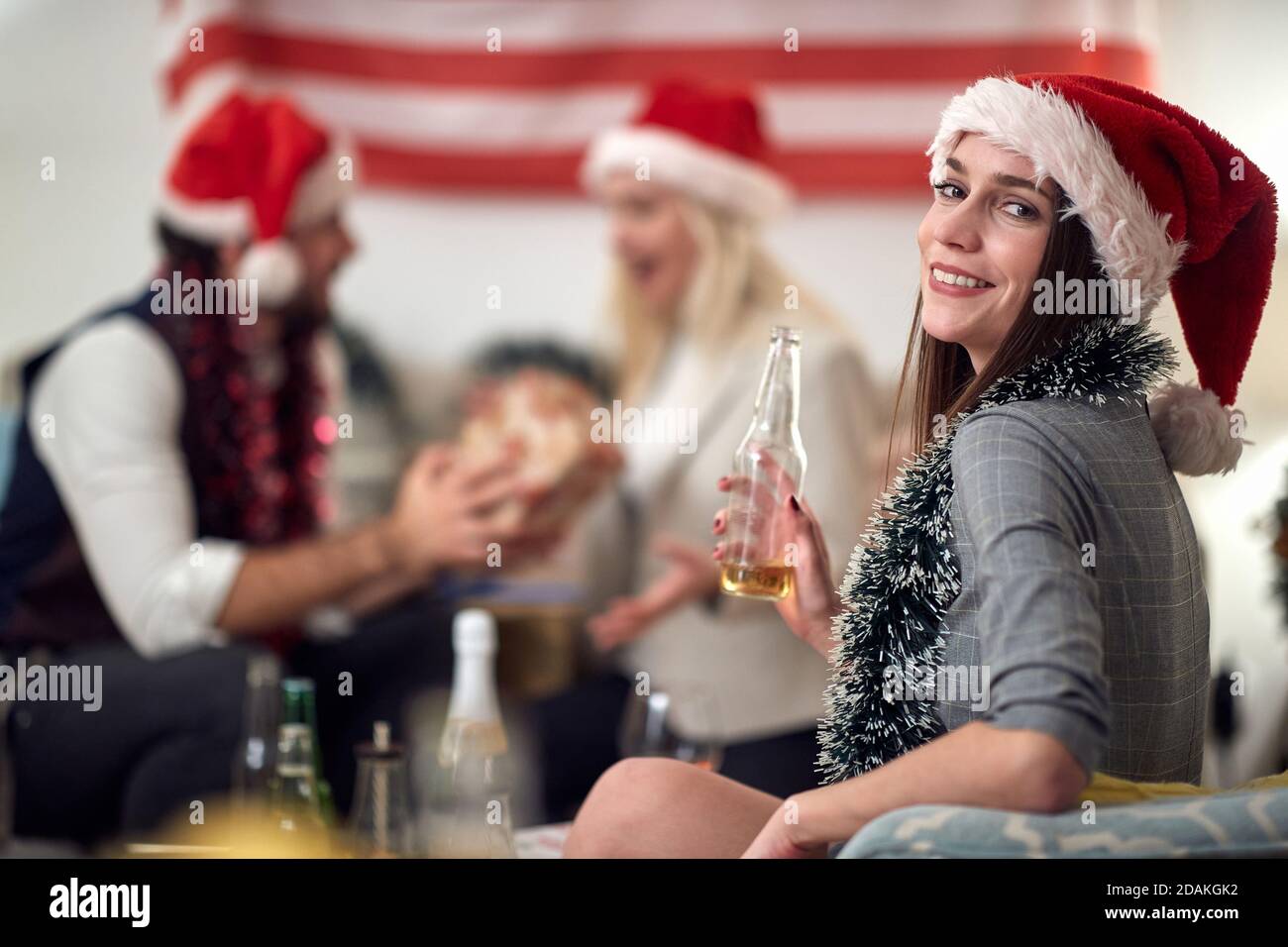 Porträt einer glücklichen amerikanerin, die Weihnachten mit Freunden feiert Stockfoto