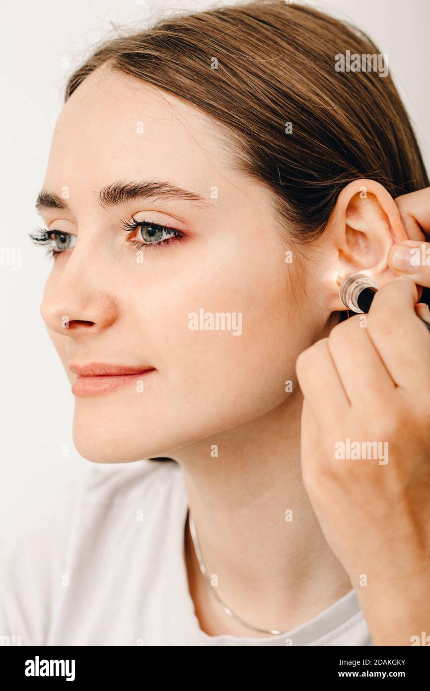 Verfahren der Herstellung von Ohrstöpseln aus dem Eindruck eines individuellen menschlichen Ohrs. Nahaufnahme des Ohrs. Persönlich geformte Ohrstöpsel. Teil des Sets Stockfoto