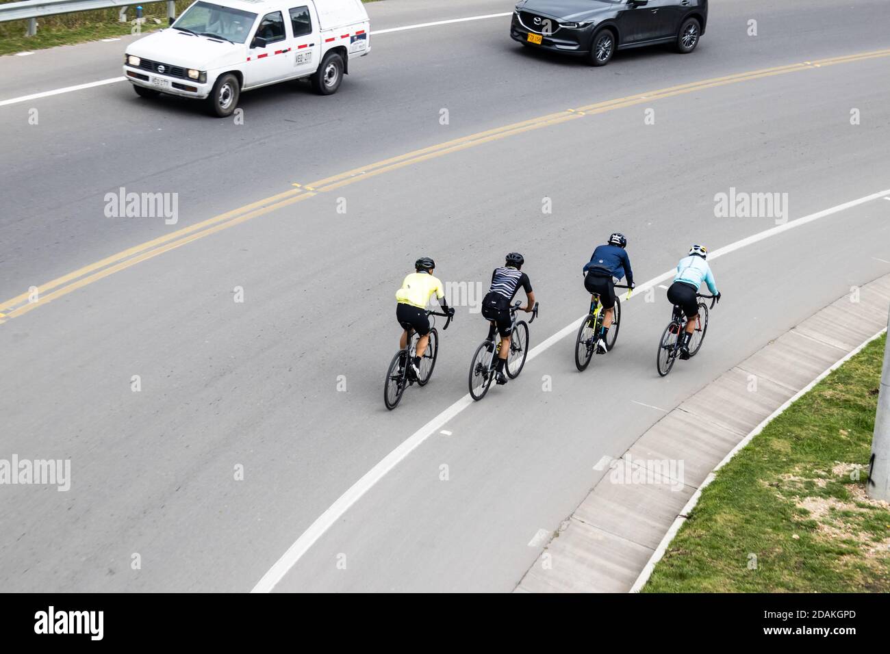 LA CALERA KOLUMBIEN - OKTOBER, 2020: Gruppe von Amateurradfahrern auf der Straße zwischen Bogota und La Calera auf den Bergen in Kolumbien Stockfoto