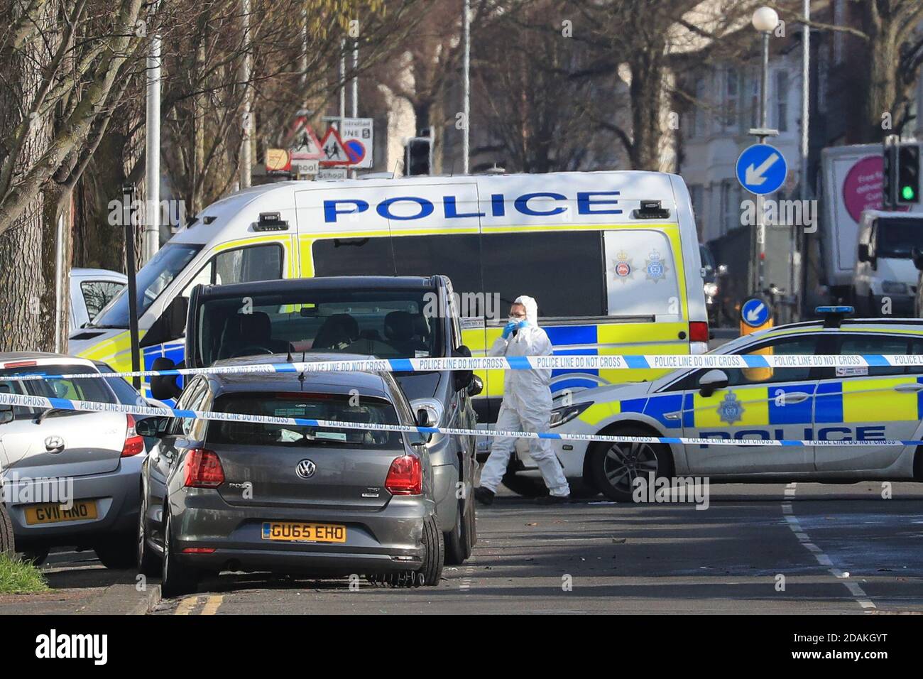 Datei Foto vom 17/02/19 der Polizei Forensik Offiziere an der Stelle, wo Abdul Deghayes wurde verletzt auf dem Beifahrersitz eines Volkswagen Polo, in der Nähe St. Joseph's Church in Brighton gefunden. Daniel Macleod, 37, wurde wegen Mordes an Abdul Deghayes lebenslang mit einer Mindeststrafe von 19 Jahren am Southwark Crown Court inhaftiert. Stockfoto