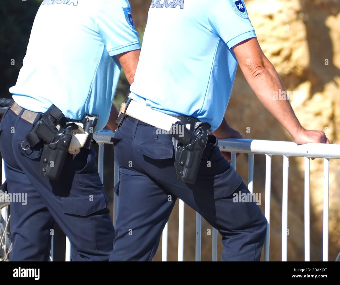 Zwei portugiesische Polizisten, Polizisten, die das Gesetz schützen Stockfoto