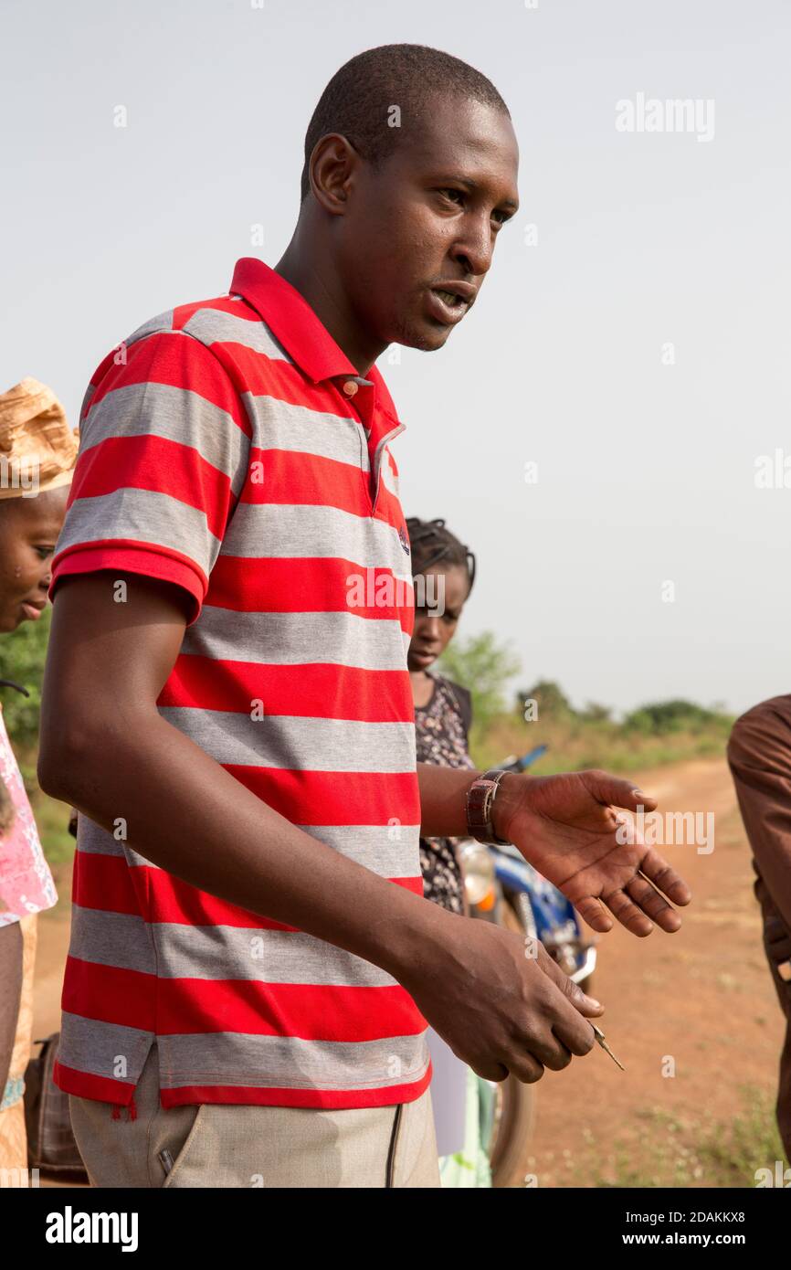 Selingue, Mali, 28th. April 2015; Sory Sidibe, Landtechniker, (AT) für die Selingue Beratung Team Farmer Sekou Dumbia, (rosa Jacke). Stockfoto